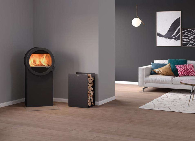 Nordpeis Me Steel er Me-seriens designversjon. Med sin unike runde form, og eksklusive stålkropp, skaper den et helt personlig uttrykk i rommet. Du kan velge Me Steel med eller uten sideglass. Sideglasset gjør flammene synlig fra flere vinkler.