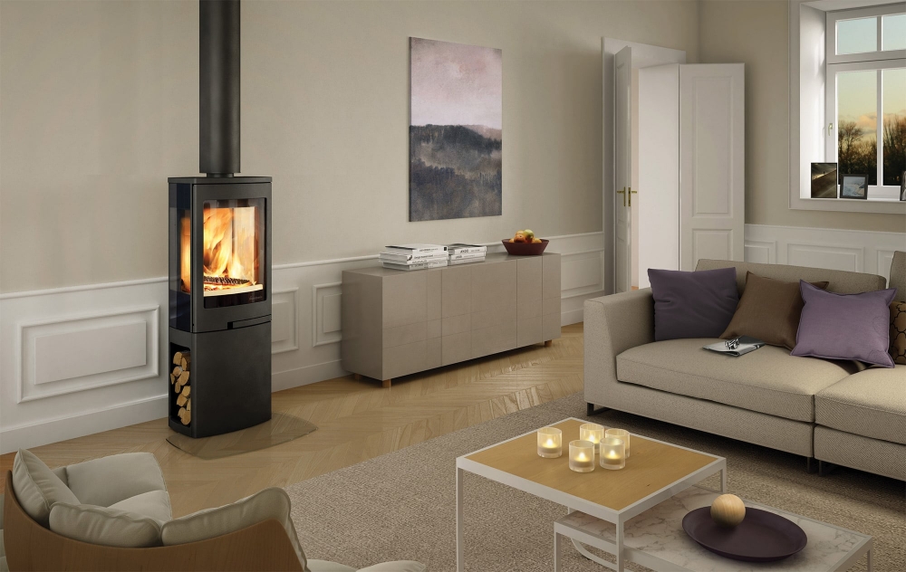 Nordpeis Duo 2 er en moderne peisovn med stor glassdør og sideglass, for flott innsyn til flammene. Peisovnen har en praktisk vednisje til oppbevaring av veden i siden.