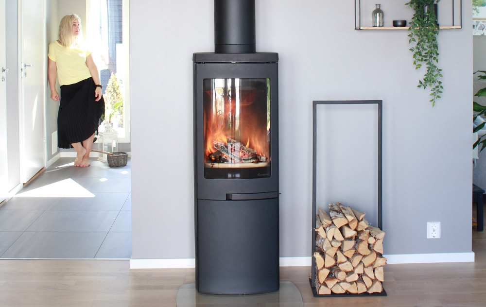 Nordpeis Duo 5 DV er en moderne peisovn med stor glassdør. Med DV-løsningen kan vi tilby en av markedets mest stilrene løsninger for nyere boliger med ekstra behov for tilluft. Duo 5 DV har ingen synlig tilluftskanal og enkel montering.