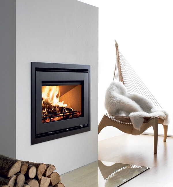 WESTFIRE UNIQ 32
-Stilren konveksjons peisinnsats med stort frontglass og god varmeeffekt.
Uniq 32 fra Westfire har stort glass i front som gir godt innsyn til flammebildet. Innsatsen har stort brennkammer, høy effektivitet og enkel betjening.