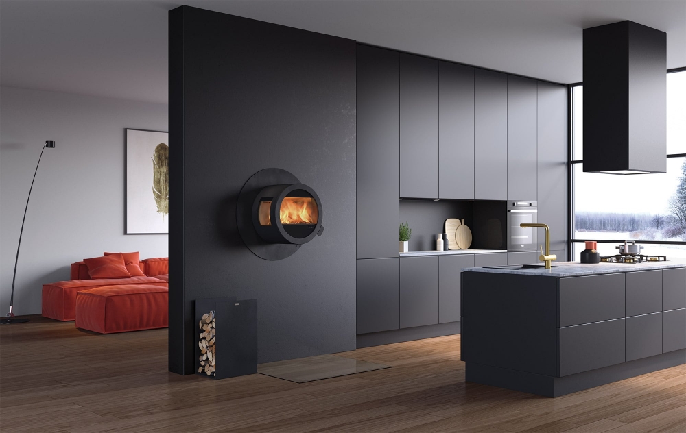Nordpeis Me Wall m/brannmursplate og sideglass er en lekker, vegghengt peisovn. Med sin unike runde form skaper den et helt personlig uttrykk i rommet. Sideglasset gjør flammene synlig fra flere vinkler.