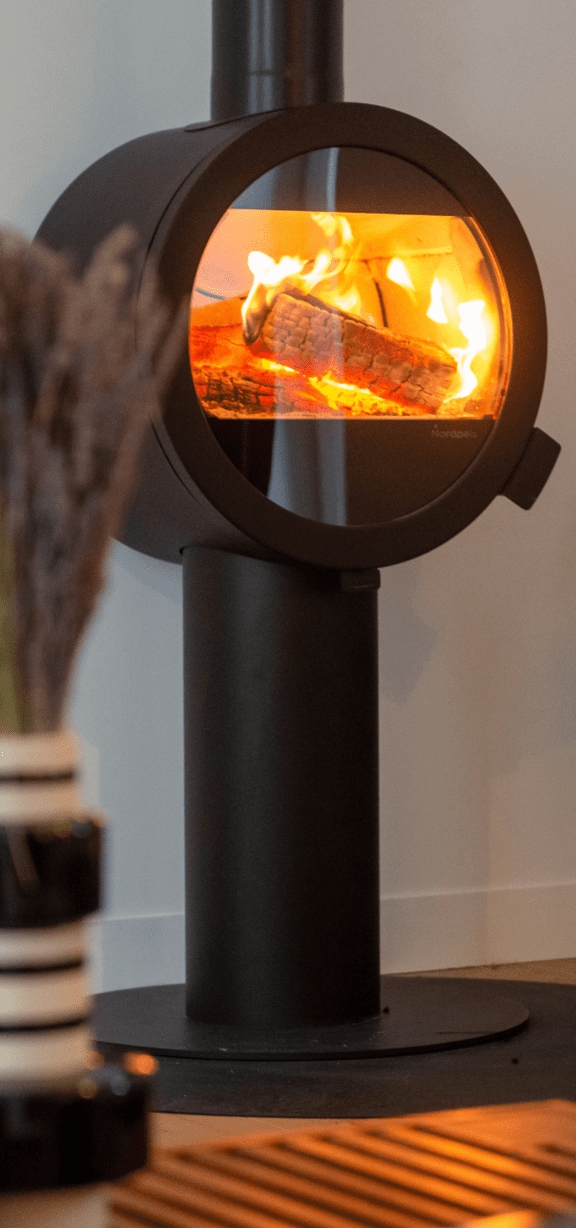 Nordpeis Me Pedestal er en klassisk ovn, med et moderne, rent design. Med sin unike runde form skaper den et helt personlig uttrykk i rommet. Du kan velge Me Pedestal med eller uten sideglass. Sideglasset gjør flammene synlig fra flere vinkler.